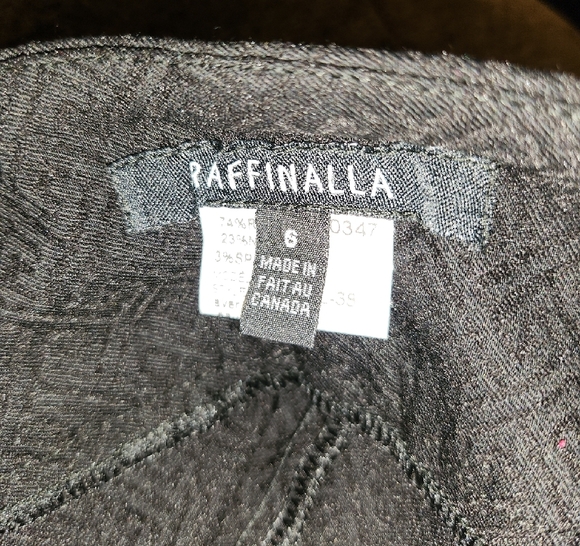 RAFFINALLA Elegant Black Textured Pencil Skirt - Picture 4 of 10